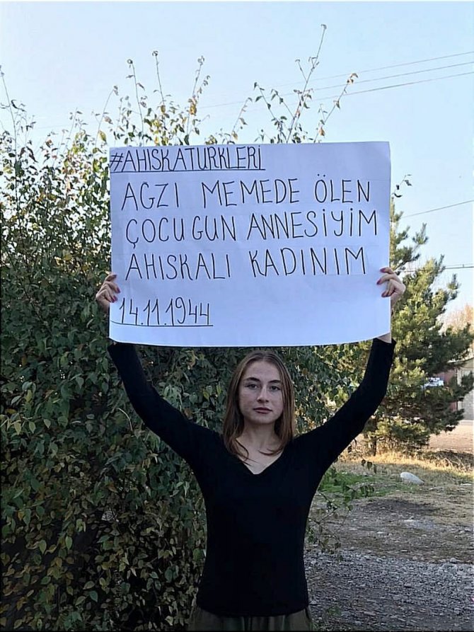 Ahıskalı Genç Kadınlar, 14 Kasım Sürgününe Dikkat Çekmek İçin Pankart Açtılar