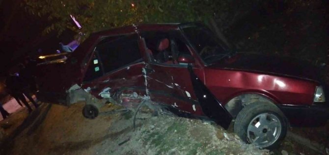Otomobille Çarpışan Araç Bir Evin Bahçesine Girdi: 4 Yaralı