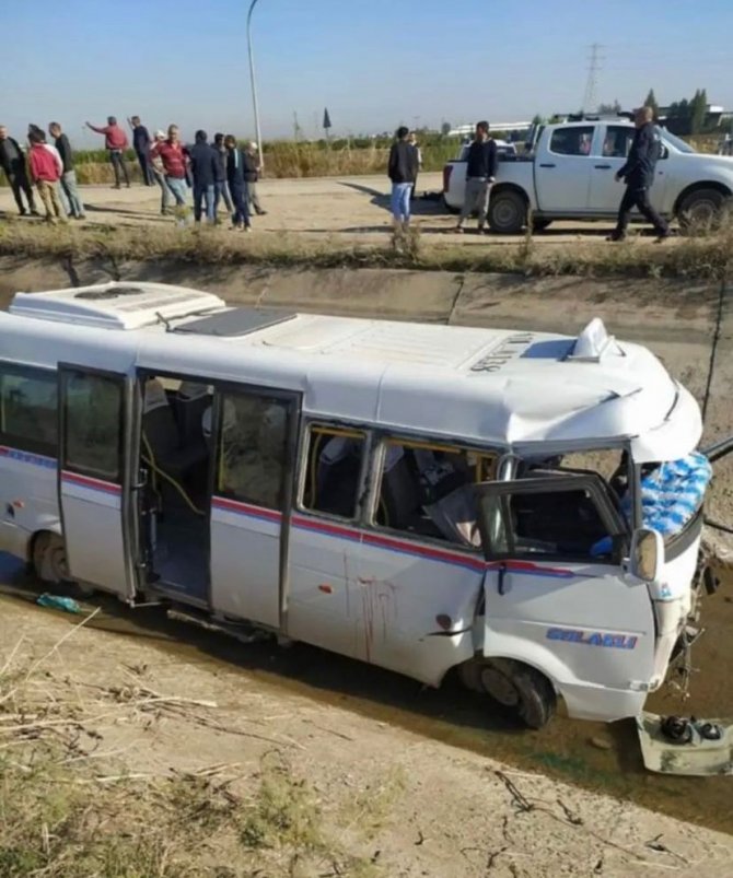 Adana’da Kaza Yapan Dolmuş Sulama Kanalına Düştü: 2’si Ağır 13 Yaralı