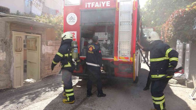 İ̇kamet Çatısında Çıkan Yangın Korkuttu