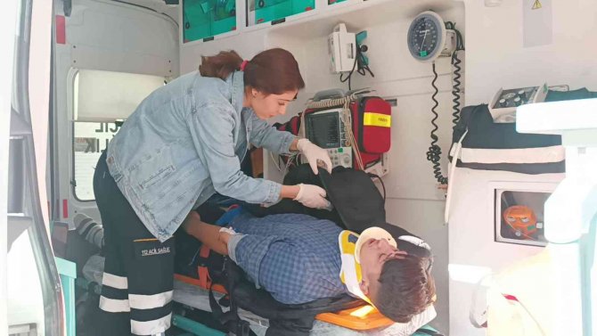 Motosiklet Otomobile Arkadan Çarptı: 1 Yaralı
