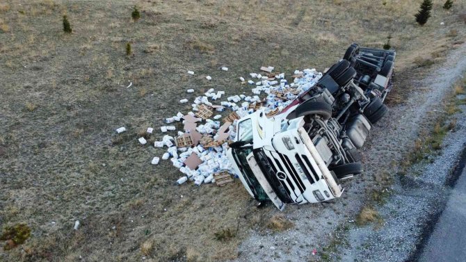 Un Yüklü Tır Devrildi, Binlerce Un Paketi Çevreye Dağıldı