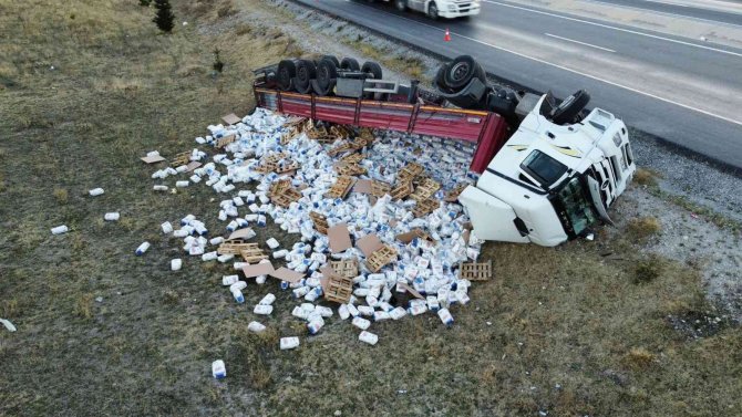 Un Yüklü Tır Devrildi, Binlerce Un Paketi Çevreye Dağıldı