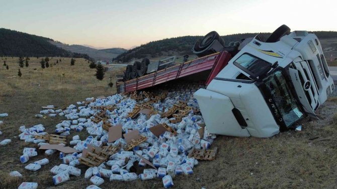 Un Yüklü Tır Devrildi, Binlerce Un Paketi Çevreye Dağıldı