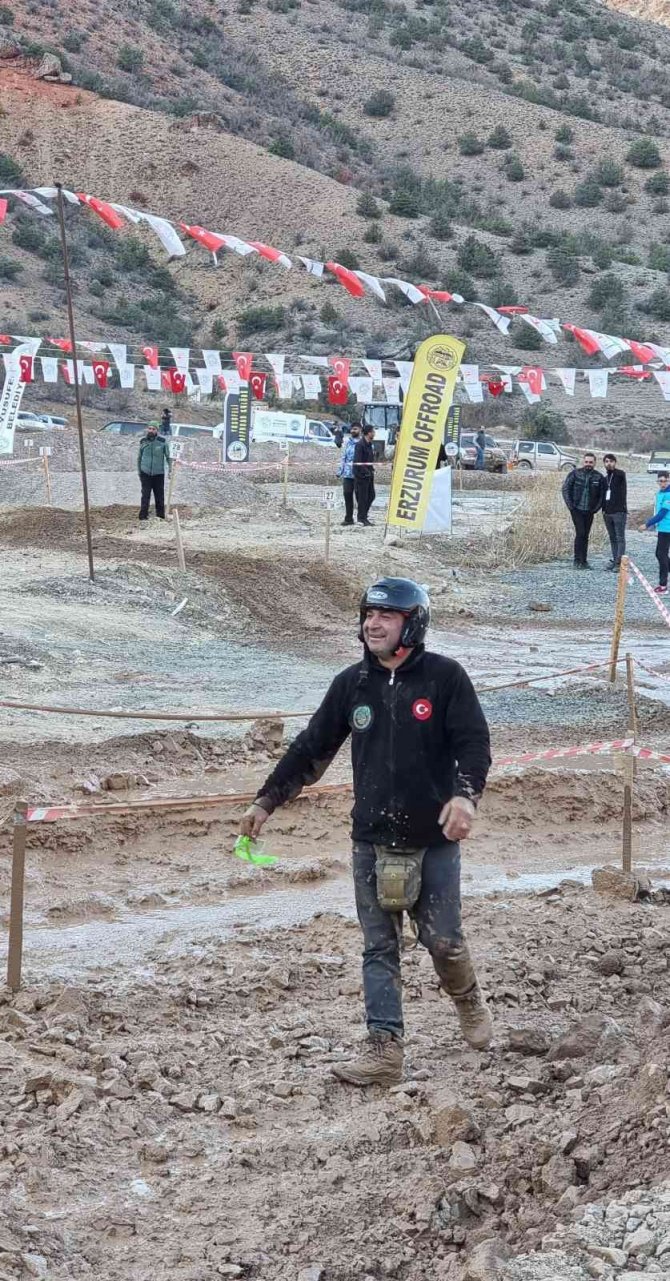 Off-road Yarışlarında Yardımcı Pilot, Yanındaki Pilotu Aracından İnerek Sopayla Kovaladı