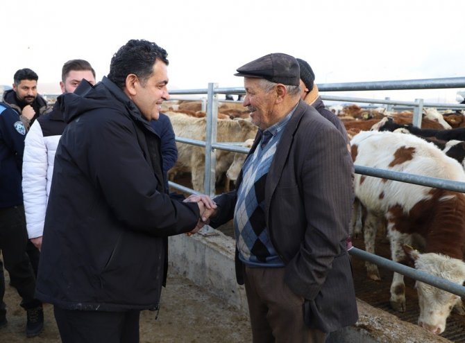 Başkan Demir’den Hayvan Pazarına Ziyaret