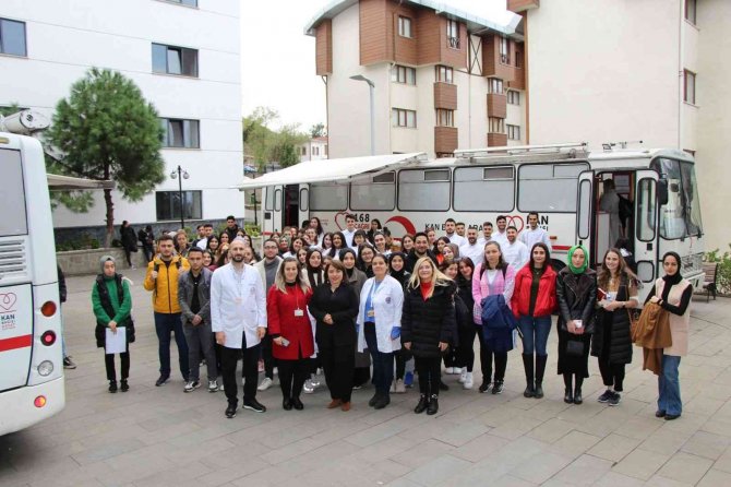 Avrasya Üniversitesi Öğrencilerinden Kan Bağışı