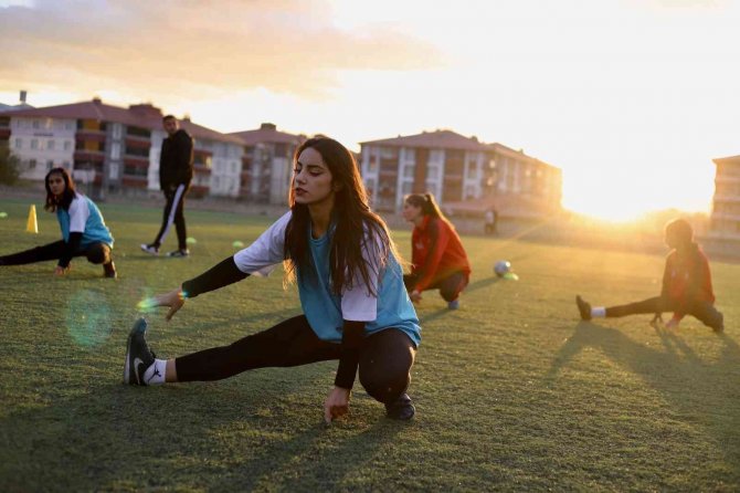 Kadın Futbolcular, Önyargılara Gol Atıyor