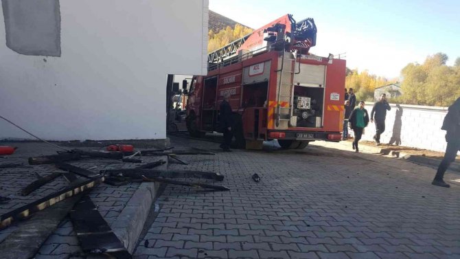 Fabrikada Çıkan Yangın İtfaiyenin Müdahalesi İle Söndürüldü
