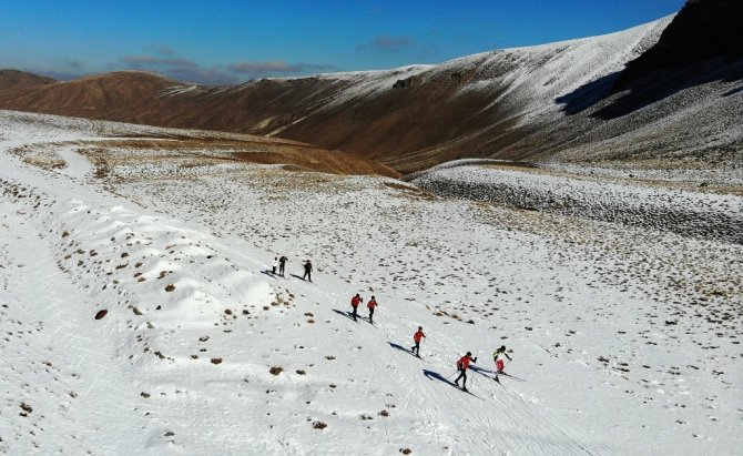 Bitlisli Kayakçılar Mevsimin İlk Karında Antrenman Yaptı