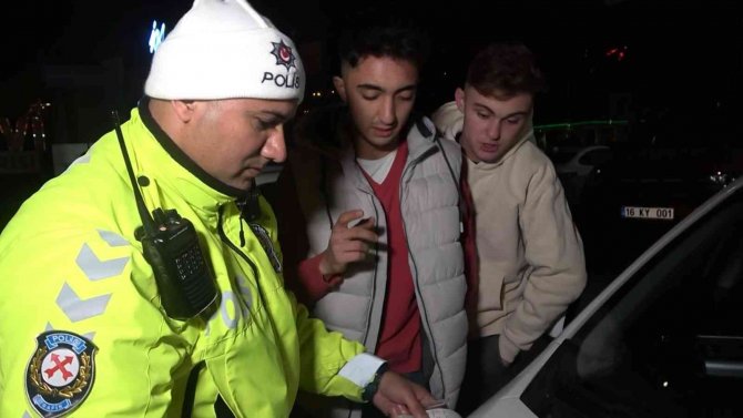 17 Yaşında Alkollü Sürücü Ve Arkadaşı Dakikalarca Polise Dil Döktü: