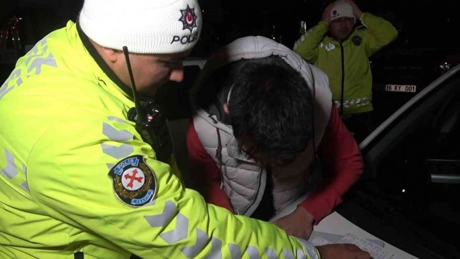 17 Yaşında Alkollü Sürücü Ve Arkadaşı Dakikalarca Polise Dil Döktü: