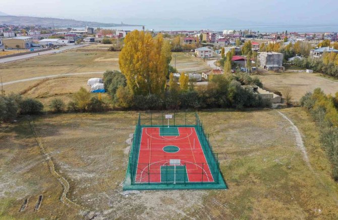 Van Büyükşehir Belediyesi’nden Mahalle Ve Okullara Spor Sahası