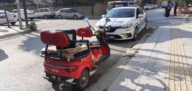 Motosiklet İle Otomobilin Açılan Kapısına Çarptı: 1 Yaralı