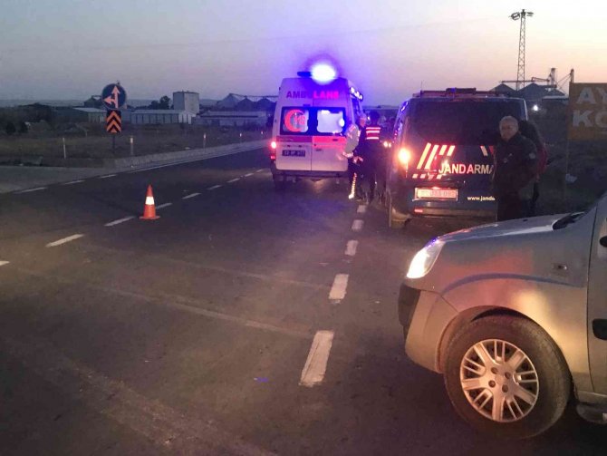 Edirne’de 2 Otomobil Çarpıştı, 2 Kişi Yaralandı
