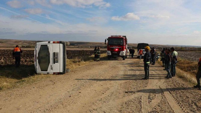 Edirne’de Devrilen Araçta Sıkışan Sürücüyü İtfaiye Kurtardı