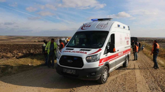 Edirne’de Devrilen Araçta Sıkışan Sürücüyü İtfaiye Kurtardı
