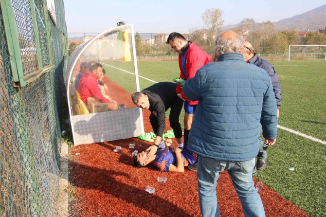 Sahada Fenalaşan Oyuncuya Rakip Takımın Hocası Yardım Etti