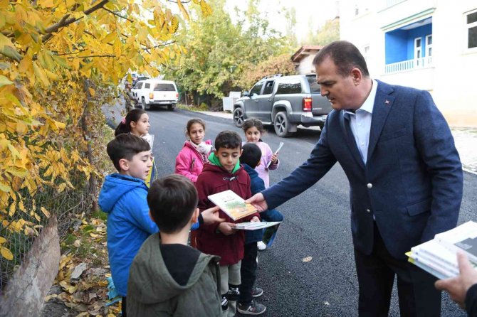 Vali Akbıyık, Çocuklara Okumanın Önemini Anlattı