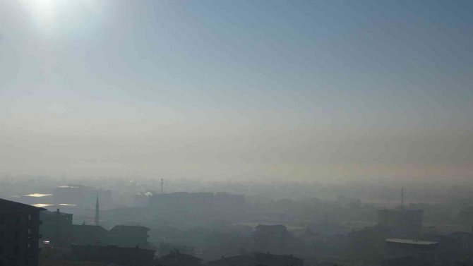 Yüksekova’da Yoğun Sis: Görüş Mesafesi 10 Metreye Kadar Düştü