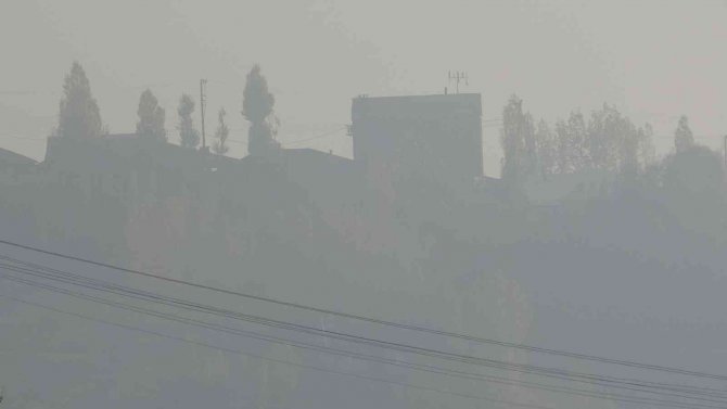 Yüksekova’da Yoğun Sis: Görüş Mesafesi 10 Metreye Kadar Düştü
