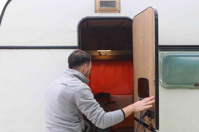 Ünlü Oyuncudan Karavanda Yaşayan Üniversiteliye Destek