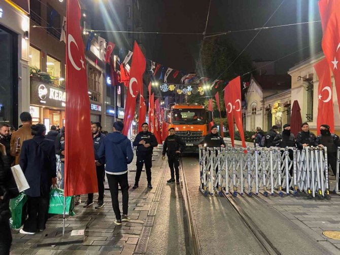 İ̇stiklal Caddesi Yaya Trafiğine Kapatıldı
