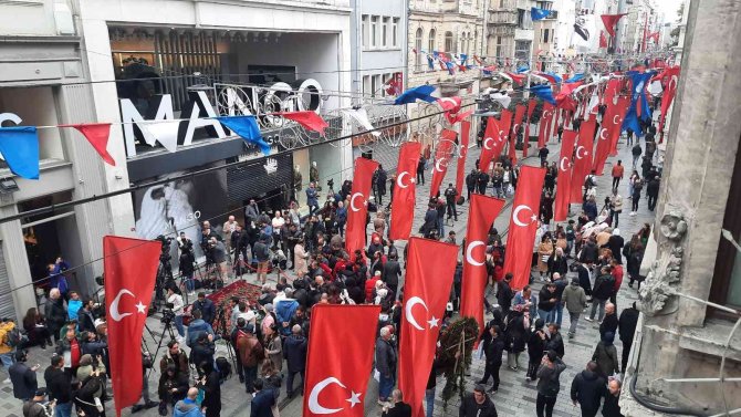 İ̇stiklal Caddesi Türk Bayraklarıyla Donatıldı