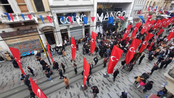 İ̇stiklal Caddesi Türk Bayraklarıyla Donatıldı