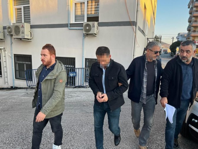 İ̇zmir’de Araçlarında 5 Kilo Uyuşturucu İle Yakalanan 2 Kişi Gözaltına Alındı