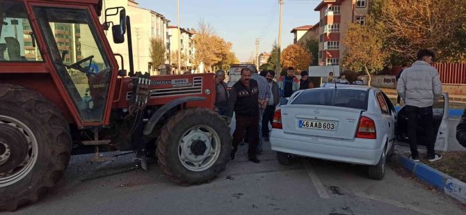 Traktörle Otomobil Çarpıştı: 2 Yaralı