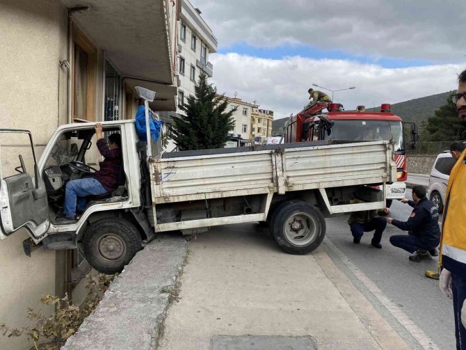 Ataşehir’de Binaya Çarpan Kamyonet Bina Boşluğunda Asılı Kaldı