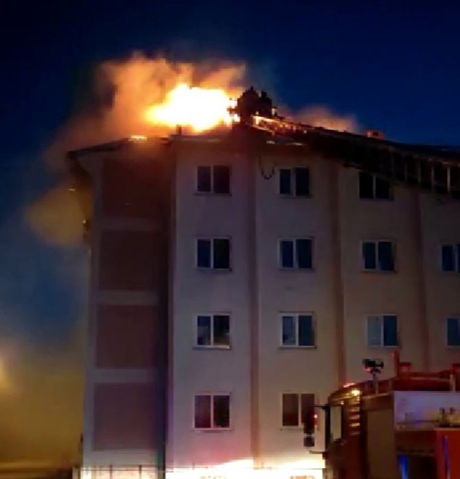 Kars’ta Boş Binanın Çatısı Alev Alev Yandı