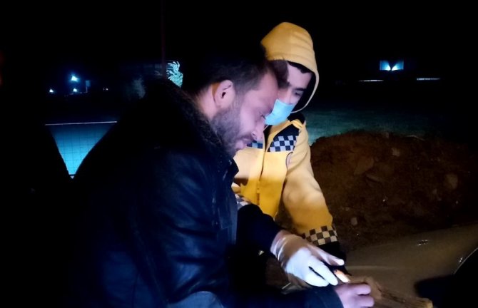 Kaza Yapan Alkollü Sürücüyü Hastaneye Götürmek İçin Görevliler Dakikalarca Dil Döktü