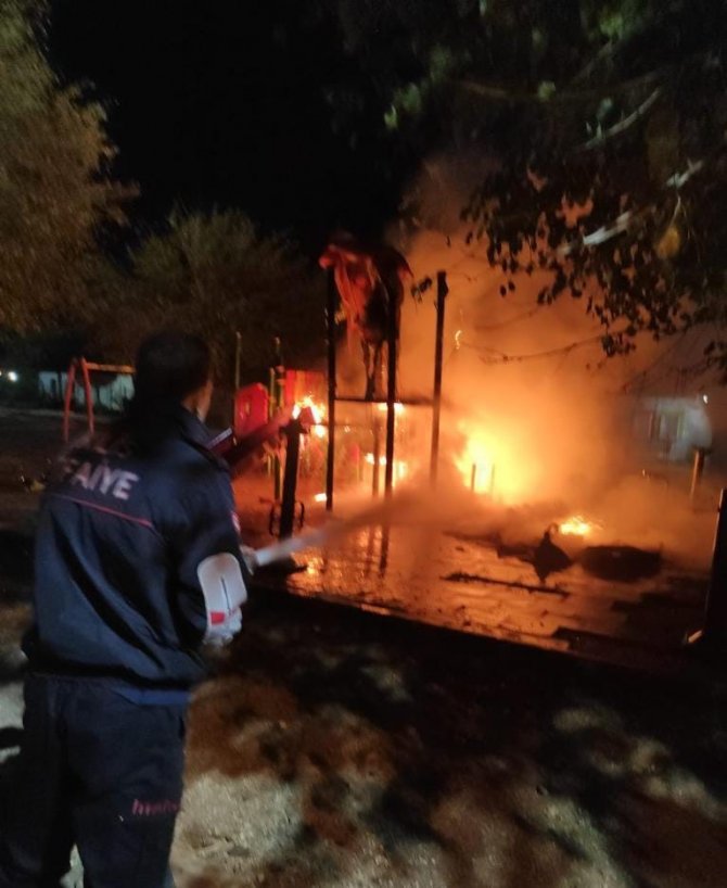 Parktaki Oyun Gruplarını Yaktılar