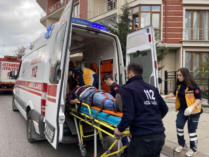 Ataşehir’de Binaya Çarpan Kamyonet Bina Boşluğunda Asılı Kaldı