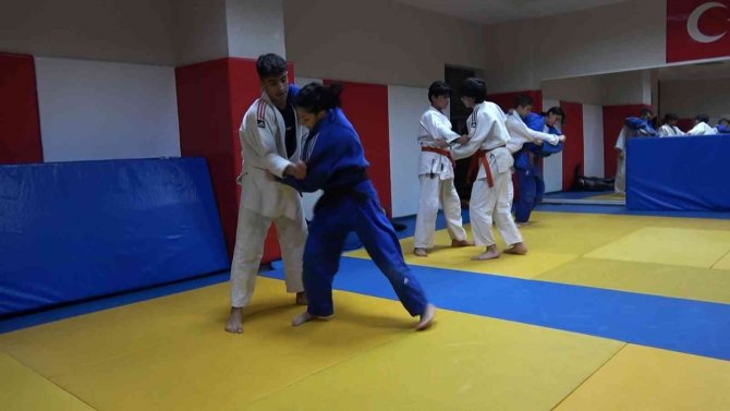 Erkeklerle Antrenman Avrupa’da Şampiyonluk Getirdi