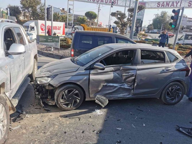 Kuşadası’nda Trafik Kazası: 2 Yaralı