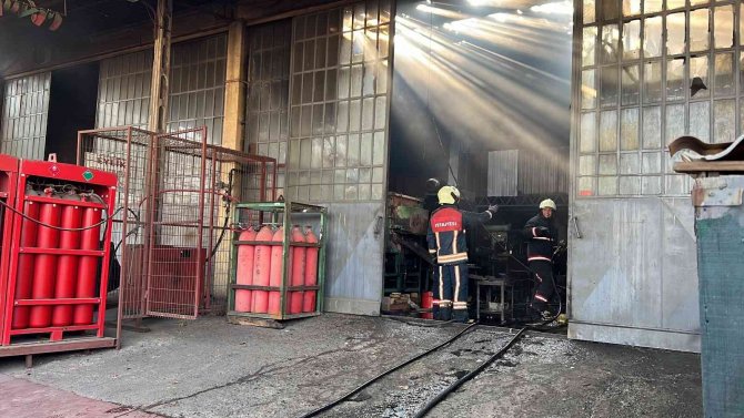 Manisa’da Küçük Sanayi Sitesinde Yangın: 1 Yaralı