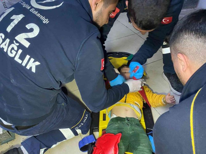 Yük Asansörüne Ayağı Sıkışan Çocuğu İtfaiye Kurtardı