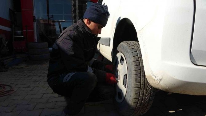 Muş’taki Oto Lastikçilerde “Kış Lastiği” Mesaisi