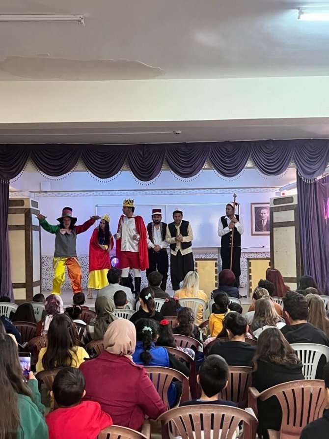 Kasaba Ve Köylerde Ki Çocuklar Tiyatro İle Buluşmaya Devam Ediyor