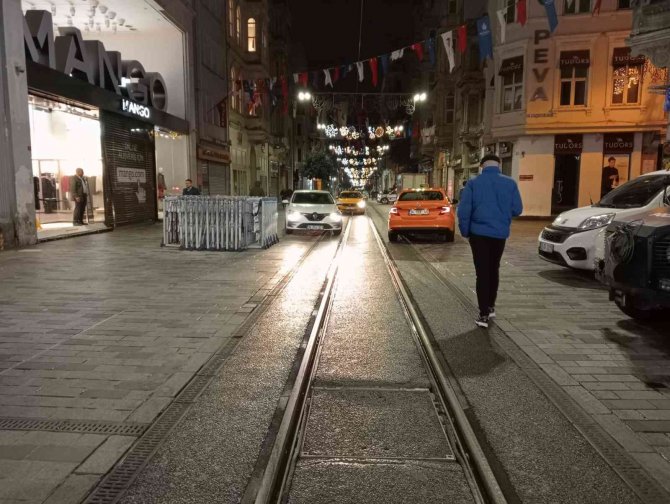 Patlamadan Dolayı Kapatılan Taksim Meydanı Ve İ̇stiklal Caddesi Yaya Ve Araç Trafiğine Açıldı