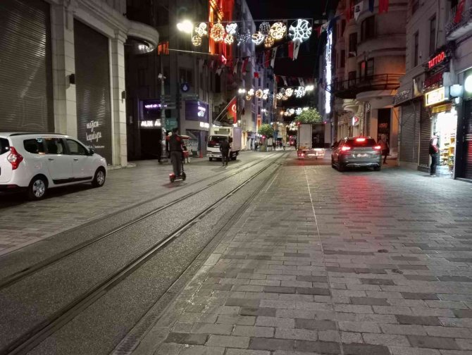 Patlamadan Dolayı Kapatılan Taksim Meydanı Ve İ̇stiklal Caddesi Yaya Ve Araç Trafiğine Açıldı