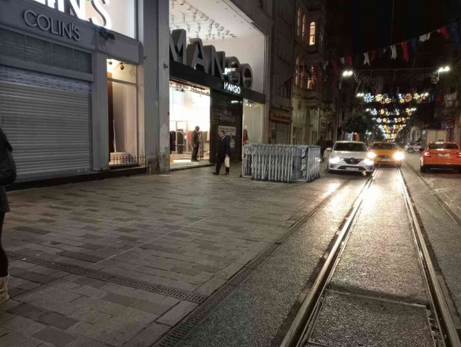 Patlamadan Dolayı Kapatılan Taksim Meydanı Ve İ̇stiklal Caddesi Yaya Ve Araç Trafiğine Açıldı