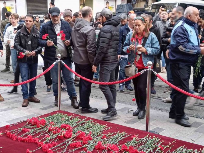 Beyoğlu’ndaki Bombalı Saldırıda Hayatını Kaybedenler Anısına Vatandaşlar Karanfil Bıraktı