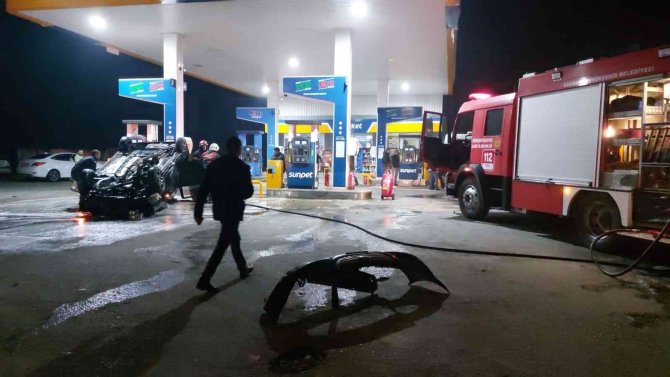 Manevra Yapan Otomobile Çarpınca Akaryakıt İstasyonuna Daldı, Alev Aldı