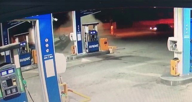 Manevra Yapan Otomobile Çarpınca Akaryakıt İstasyonuna Daldı, Alev Aldı