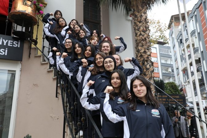 İ̇lkadım Halk Oyunları Ekibi Şampiyonluk Yolunda