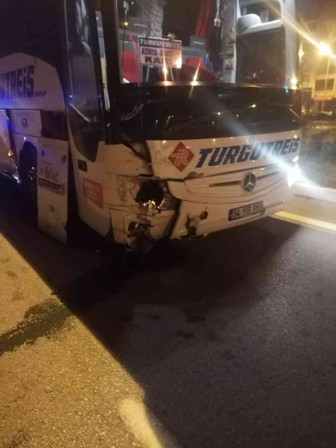 Sivas’ta Yolcu Otobüsü İle Otomobil Çarpıştı: 1 Ölü 1yaralı